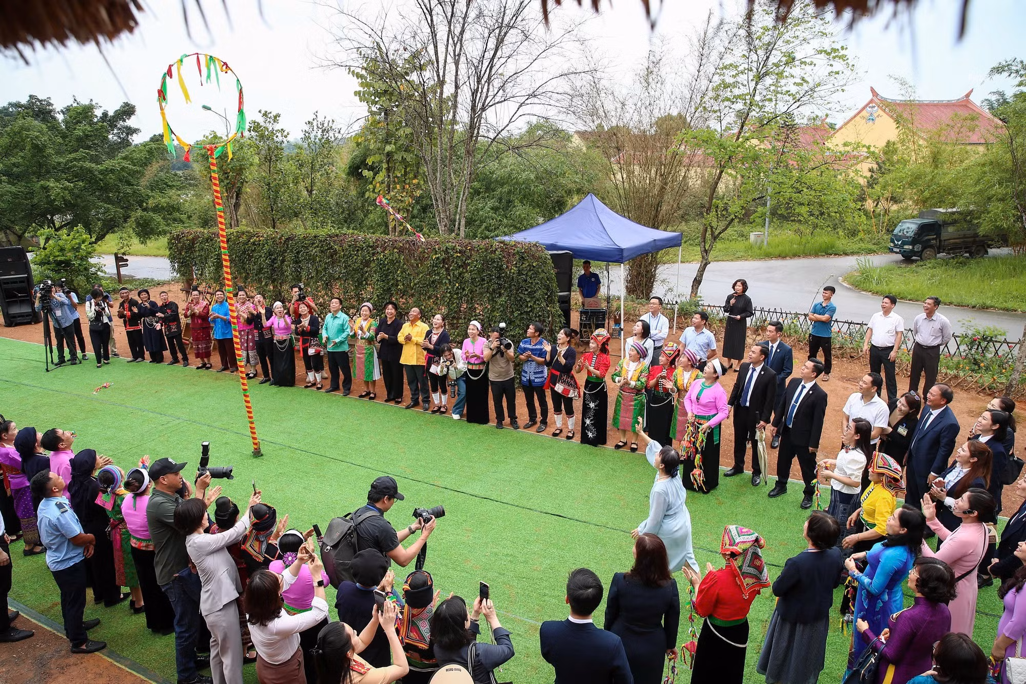 Phu nhân Thủ tướng Việt Nam và Nhật Bản thăm Làng Văn hóa - Du lịch các dân tộc Việt Nam -2