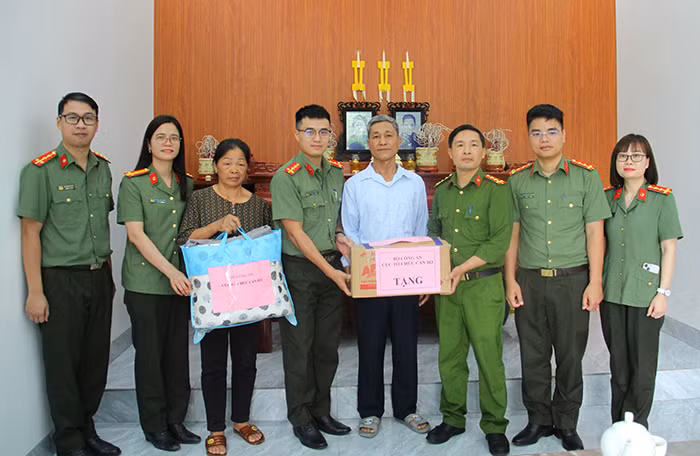 Trao kinh phí hỗ trợ xây mới nhà ở cho gia đình Đại uý Thào Quốc Việt -1