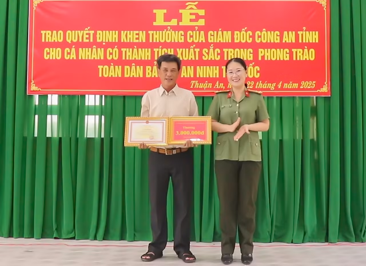 Khen thưởng xe ôm mưu trí chở đối tượng giết người vào thẳng trụ sở Công an -0