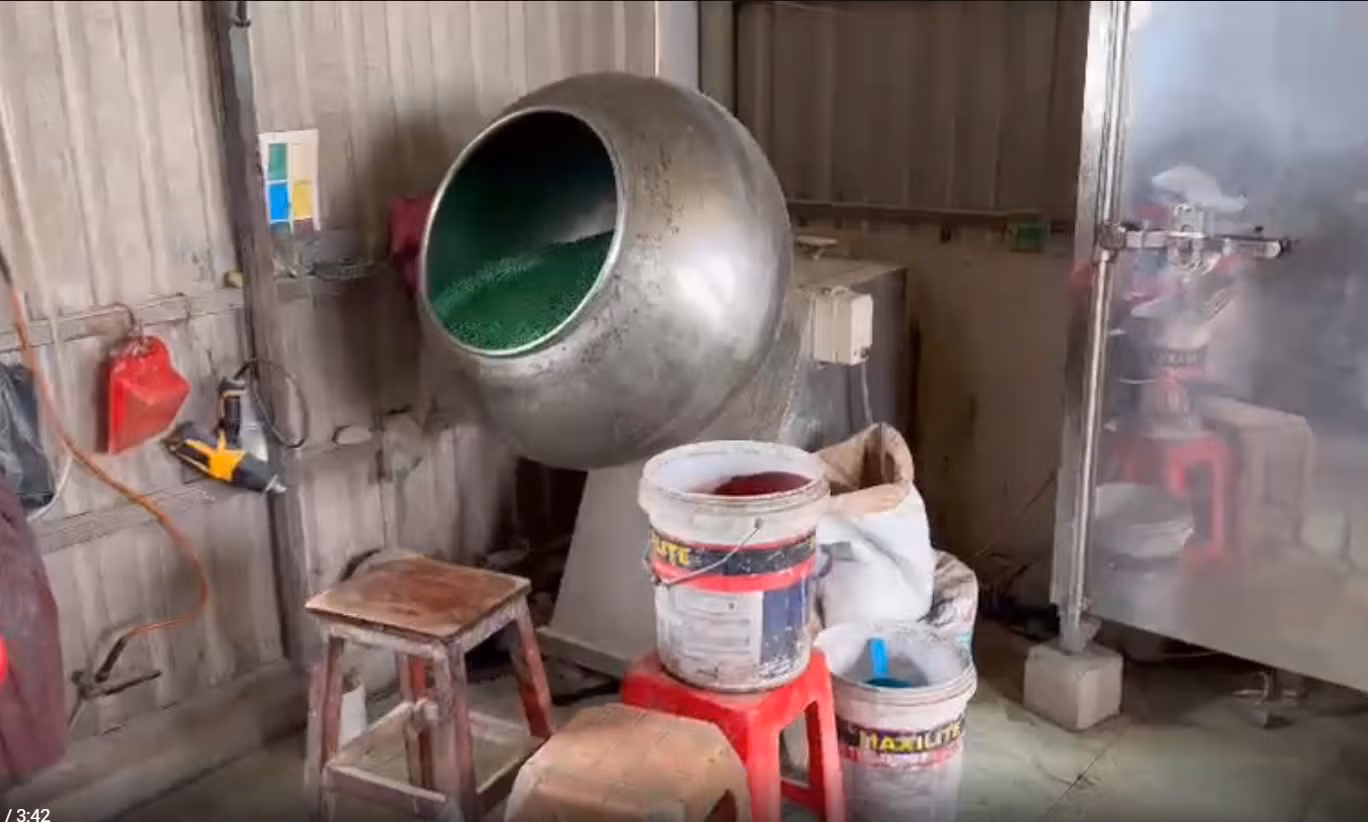 Rùng mình hình ảnh bên trong xưởng sản xuất thuốc giả -0