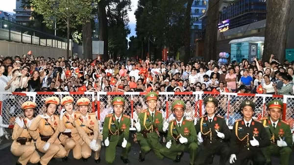 Người dân nô nức đến xem hợp luyện diễu binh, diễu hành Kỷ niệm 50 năm Ngày Giải phóng miền Nam