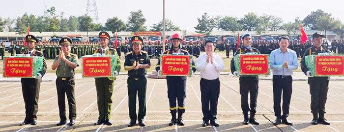 Mỗi CBCS Công an phấn đấu hết mình góp công cho ngày Đại lễ 30/4 -0