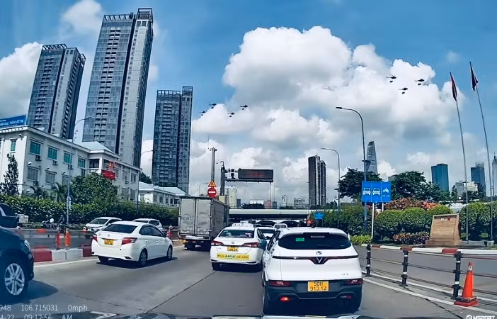 Hào hứng ghi lại khoảnh khắc trực thăng phản lực bay qua nhà, bay qua khu vực làm việc -4
