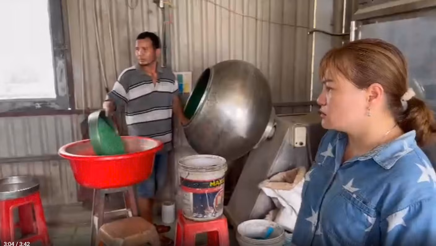 Rùng mình hình ảnh bên trong xưởng sản xuất thuốc giả -0
