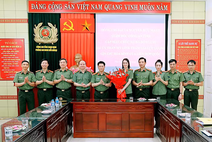 Giám đốc Công an tỉnh khen thưởng, giao nhiệm vụ cho nữ Đại úy tham gia lực lượng GGHB LHQ -1