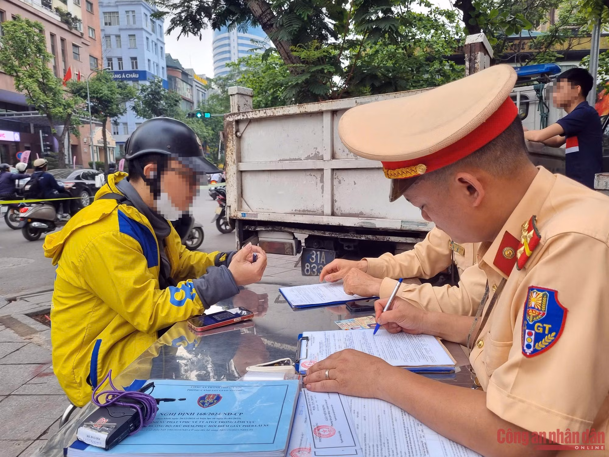 Xử lý mạnh hành vi đi&nbsp;ngược chiều, chạy xe máy lên vỉa hè và vượt đèn đỏ -2