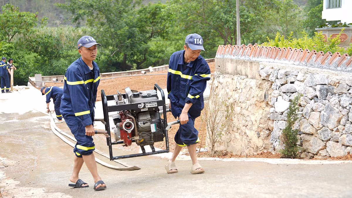 Lặng thầm những bước chân chở nước lên non -0