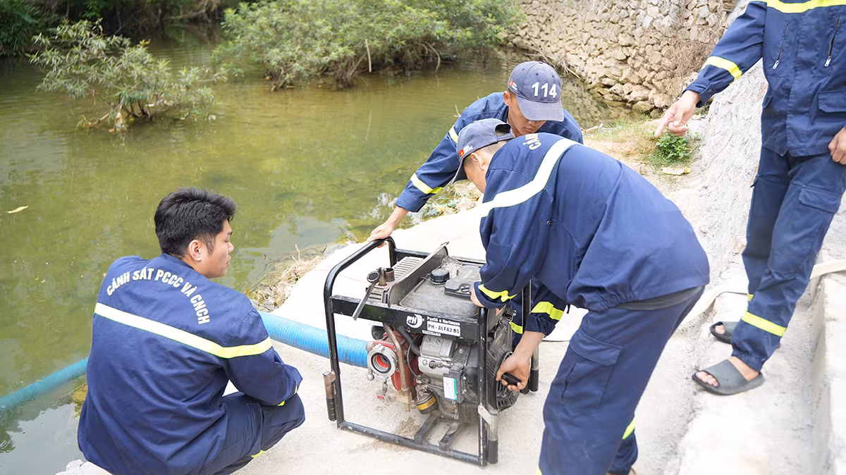 Lặng thầm những bước chân chở nước lên non -1