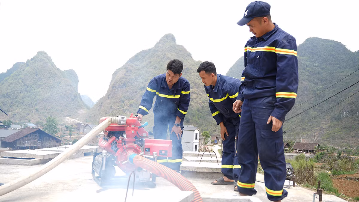 Lặng thầm những bước chân chở nước lên non -2