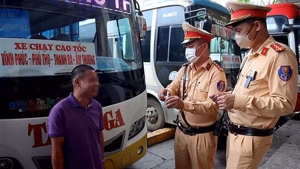 Hà Nội đồng loạt kiểm tra ma túy, nồng độ cồn tài xế xe khách