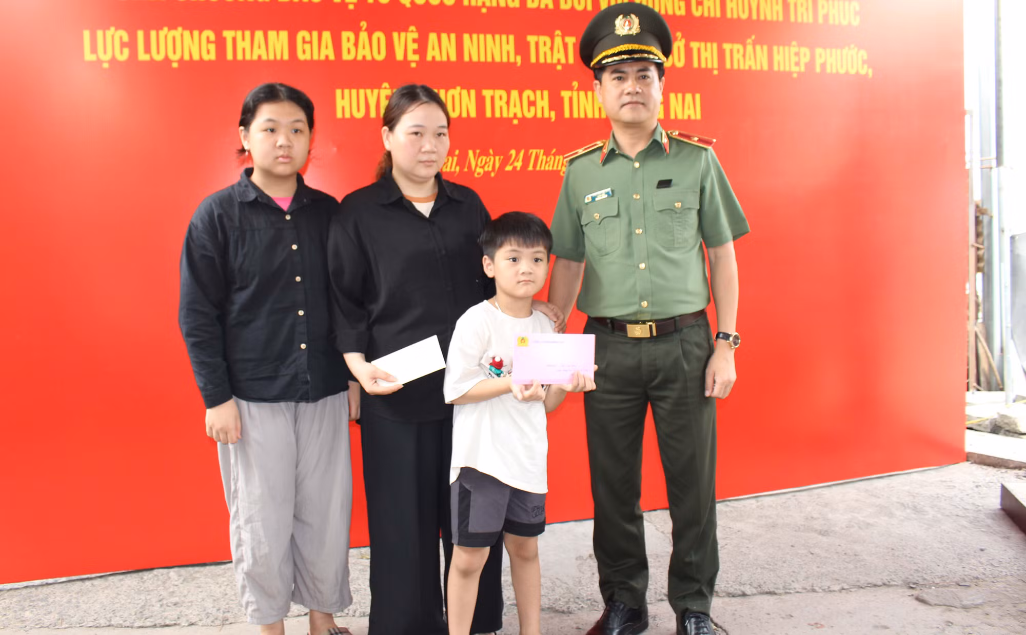 Truy tặng Huân Chương bảo vệ Tổ quốc hạng Ba cho thành viên lực lượng bảo vệ ANTT ở cơ sở -0