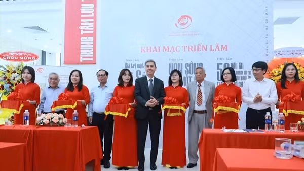 Triển lãm “Non sông nối liền một dải”