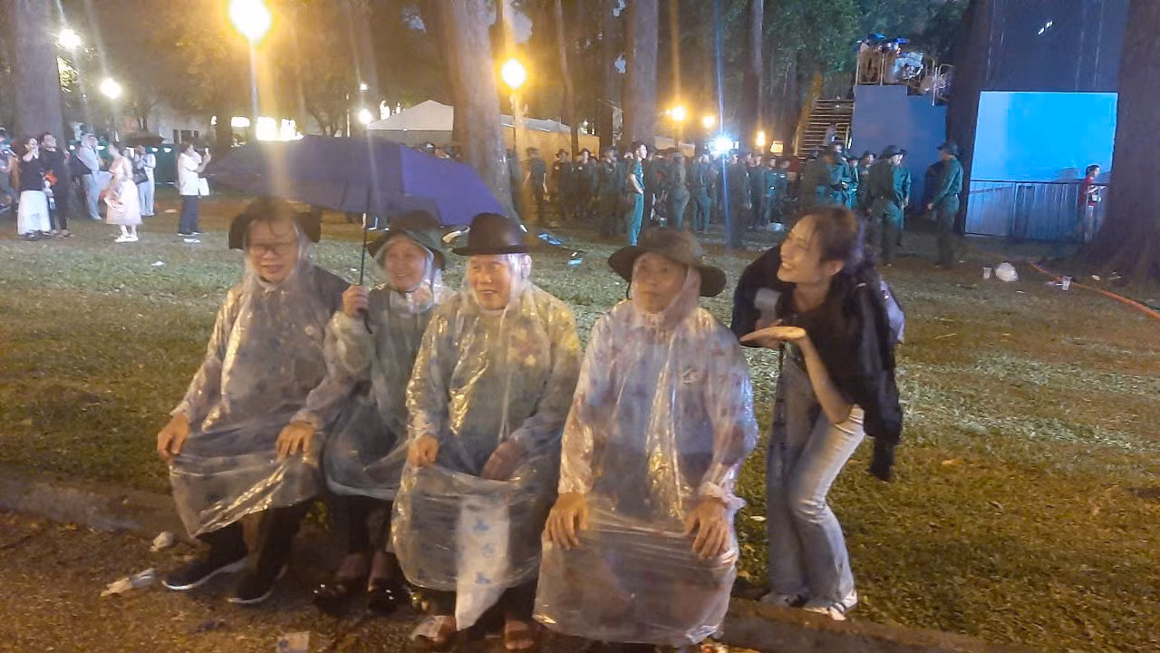 Người dân đội mưa đứng chờ xem diễu binh, diễu hành -0