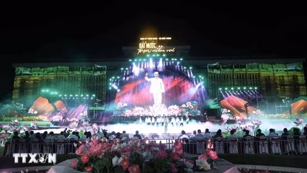 Tổng Bí thư Tô Lâm dự chương trình nghệ thuật "Đất nước trọn niềm vui"