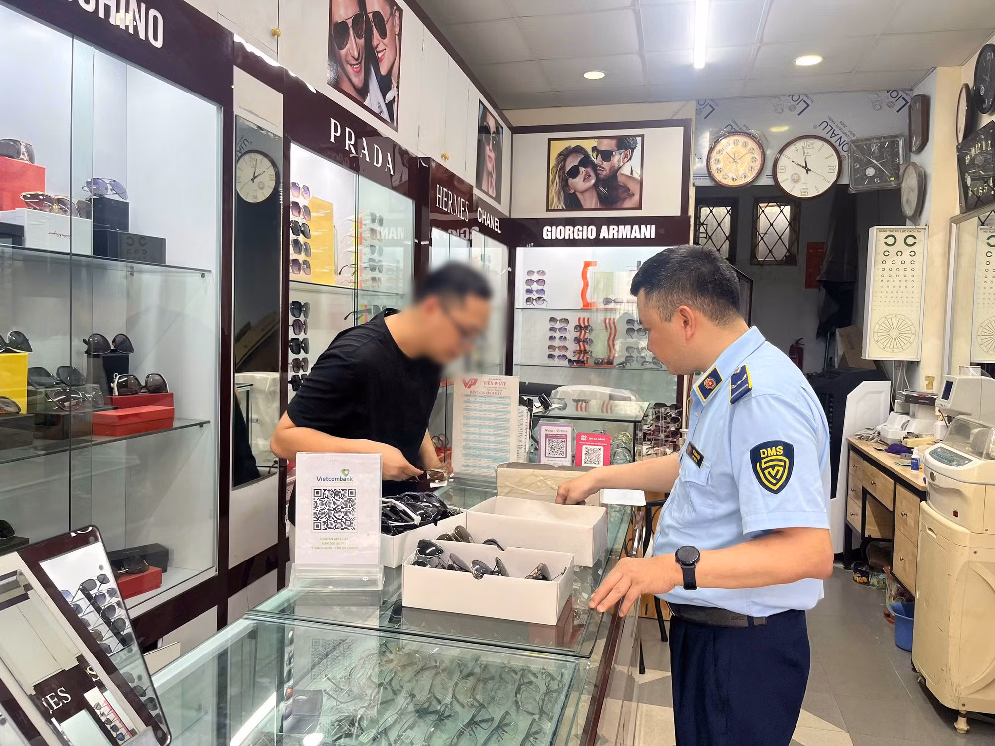 Đồng loạt kiểm tra 14 điểm kinh doanh hàng hóa giả mạo nhãn hiệu thế giới tại Chợ Nhà Xanh, Hà Nội -0