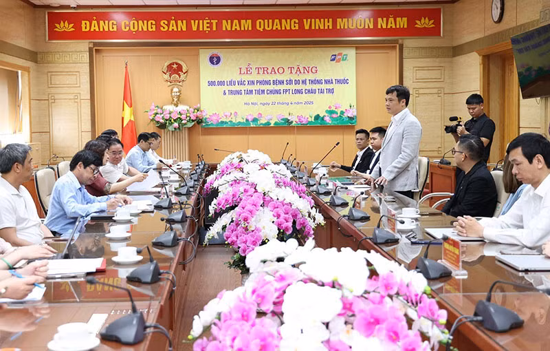Bộ Y tế tiếp nhận 500.000 liều vaccine sởi do FPT Long Châu trao tặng -0