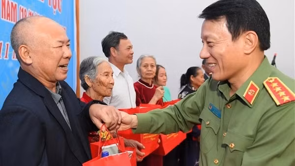 Bài 1: Bộ Công an gương mẫu đi đầu