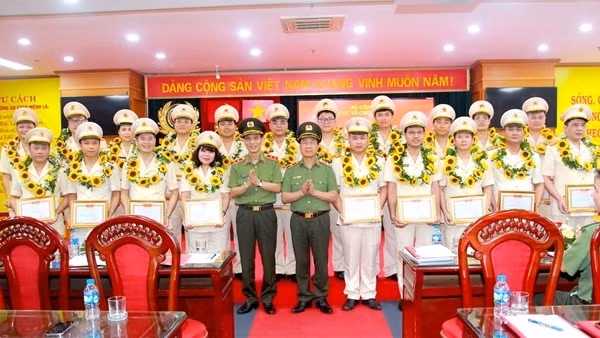 Cục Tổ chức cán bộ tuyên dương 4 tập thể, 16 cá nhân tiêu biểu, xuất sắc