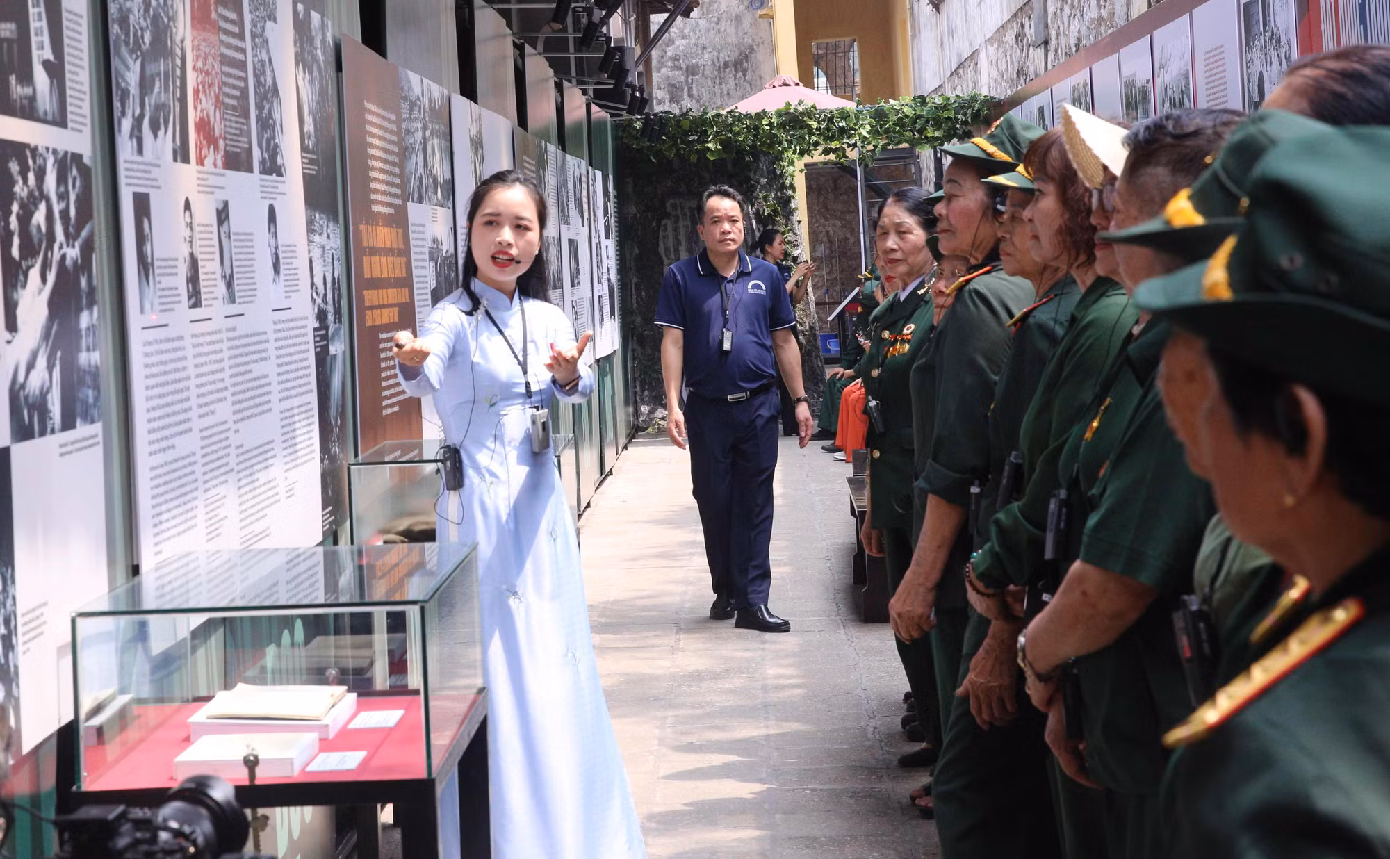 Triển lãm chuyên đề “Khúc ca hoà bình”: Sinh động và xúc động -0