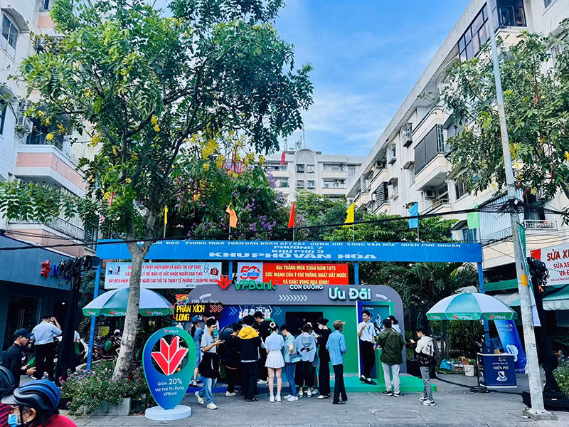 Nhiều khách hàng trải nghiệm chi tiêu tại “Con đường ưu đãi” do VPBank triển khai -0