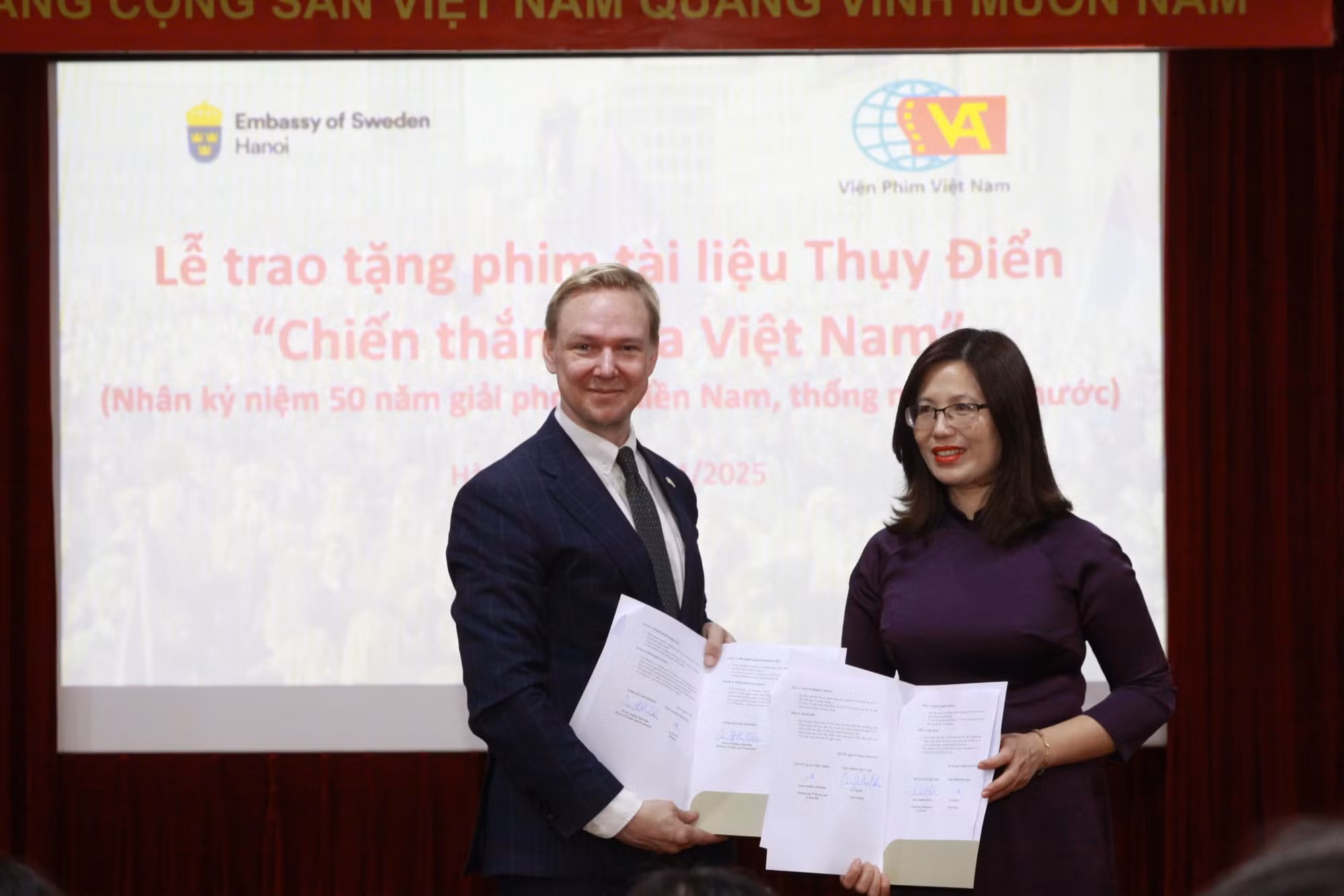 Thụy Điển trao tặng Việt Nam phim tài liệu lịch sử quý hiếm về ngày thống nhất đất nước -0