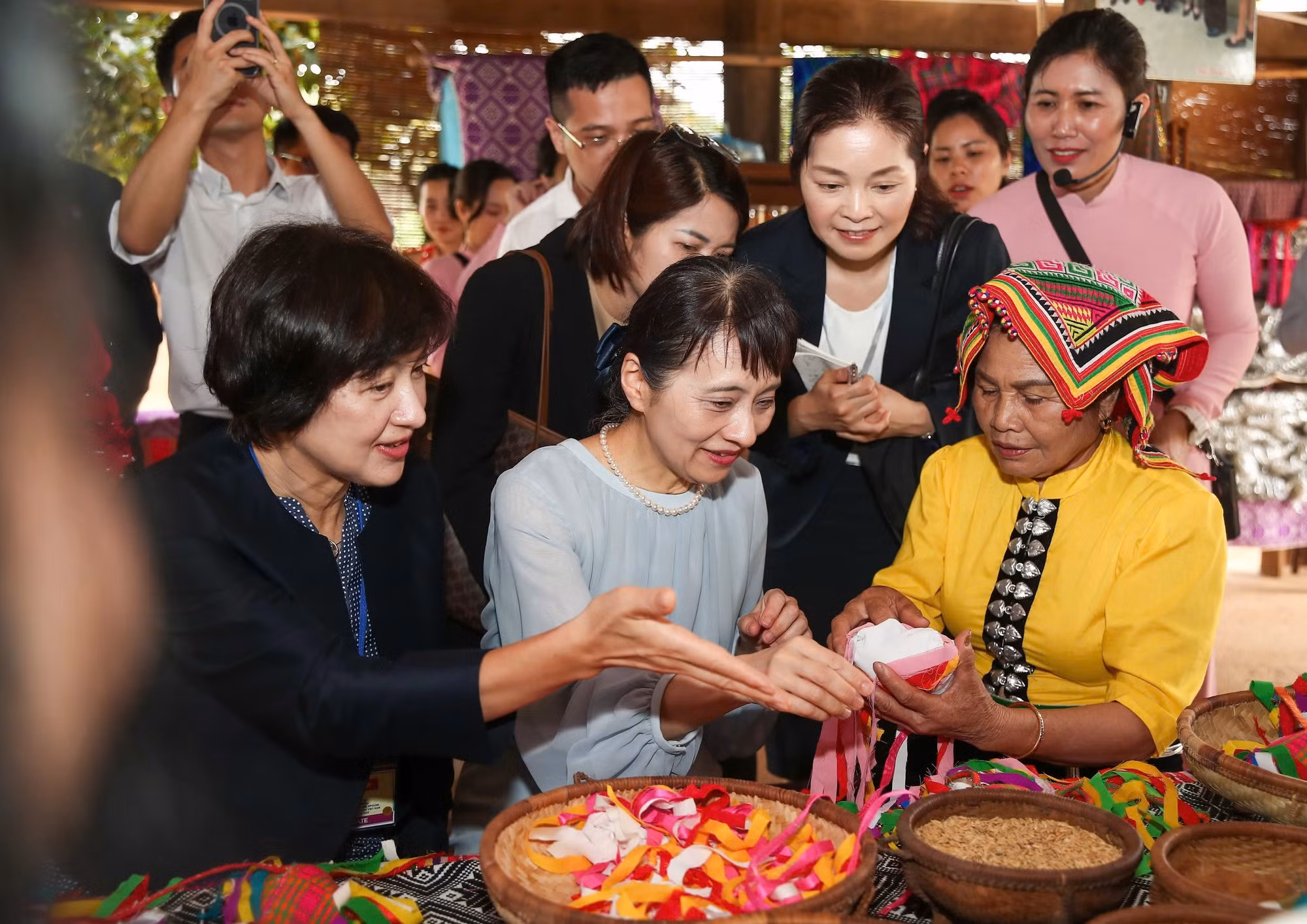 Phu nhân Thủ tướng Việt Nam và Nhật Bản thăm Làng Văn hóa - Du lịch các dân tộc Việt Nam -1