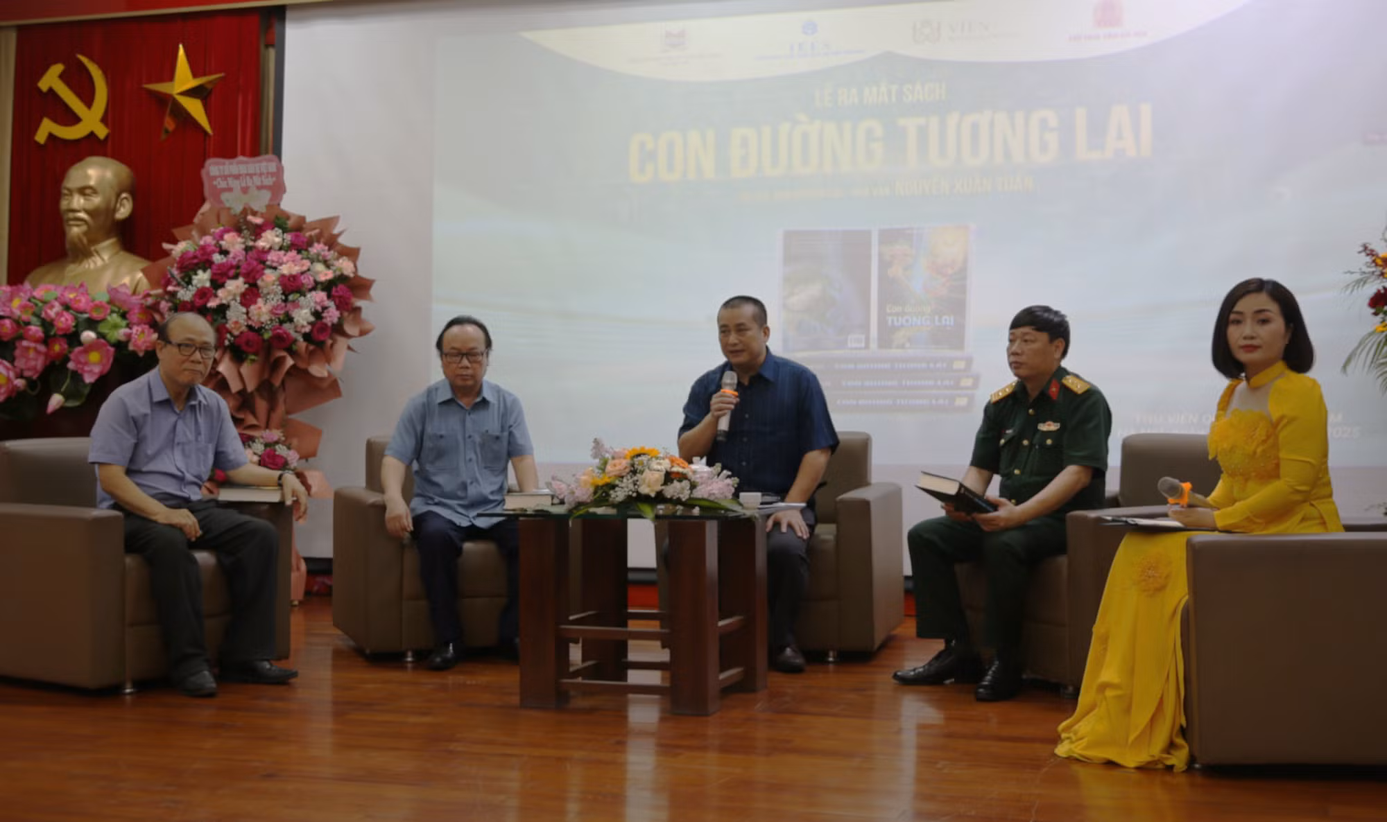 Toạ đàm, ra mắt sách “Con đường tương lai” của nhà nghiên cứu, nhà văn Nguyễn Xuân Tuấn -0