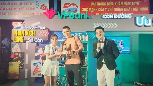 Nhiều khách hàng trải nghiệm chi tiêu tại “Con đường ưu đãi” do VPBank triển khai