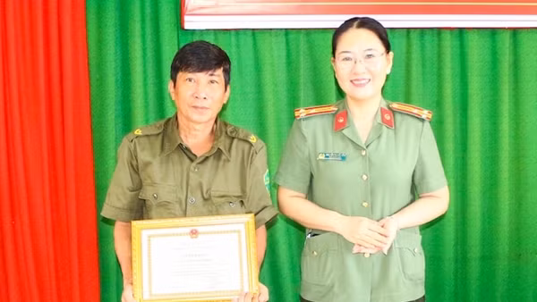 Khen thưởng thành viên Tổ đảm bảo ANTT vận động kẻ có lệnh truy nã đặc biệt ra đầu thú