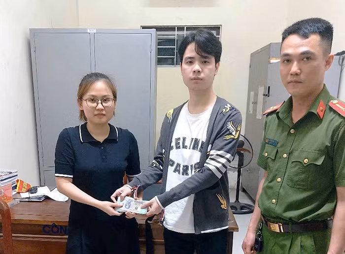 Công an phường Ninh Mỹ trao trả tài sản&nbsp;cho người dân để quên -0