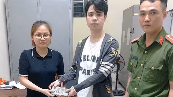 Công an phường Ninh Mỹ trao trả tài sản&nbsp;cho người dân để quên