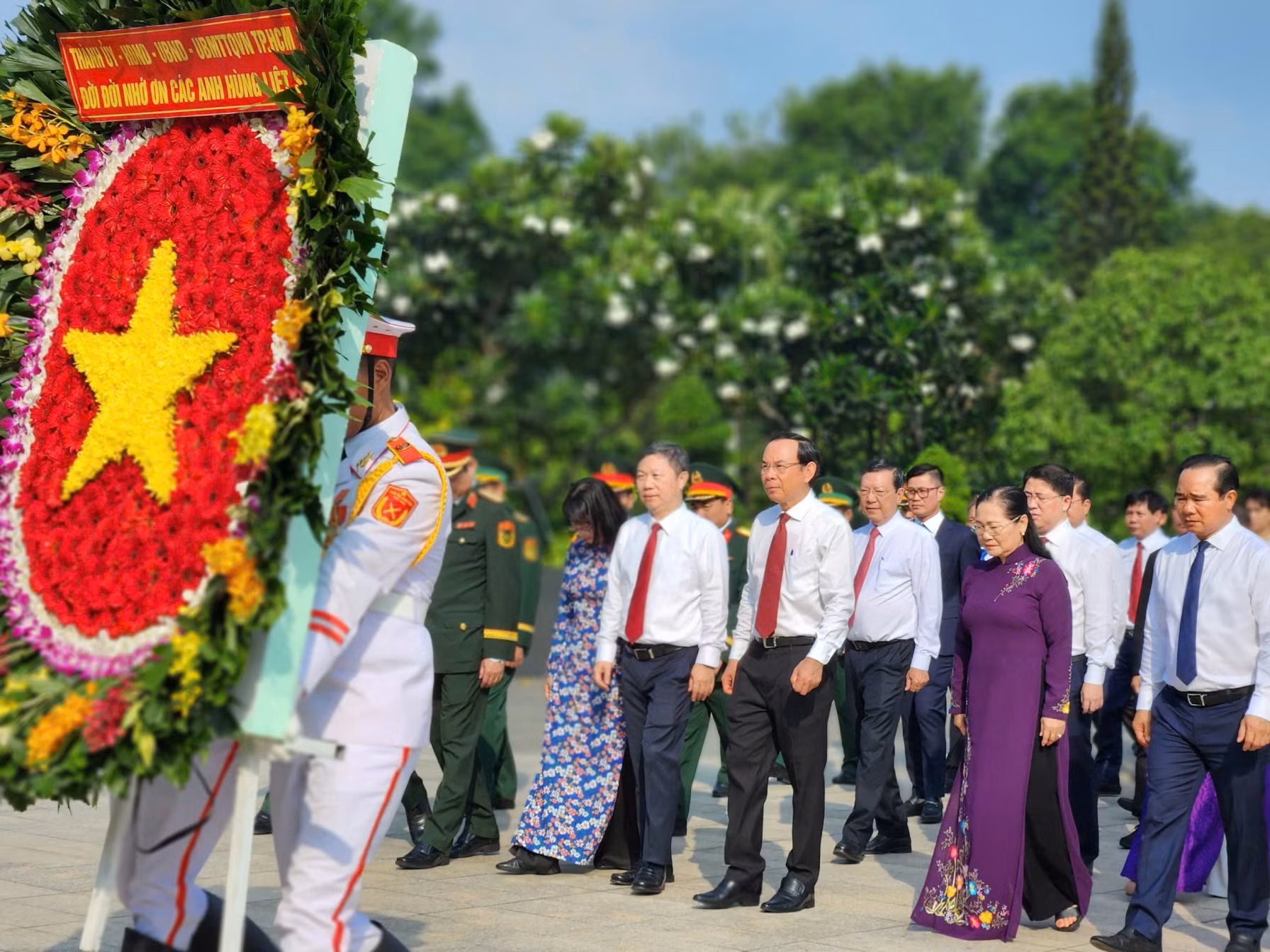 Lãnh đạo TP Hồ Chí Minh dâng hương tưởng niệm các Anh hùng Liệt sĩ -0