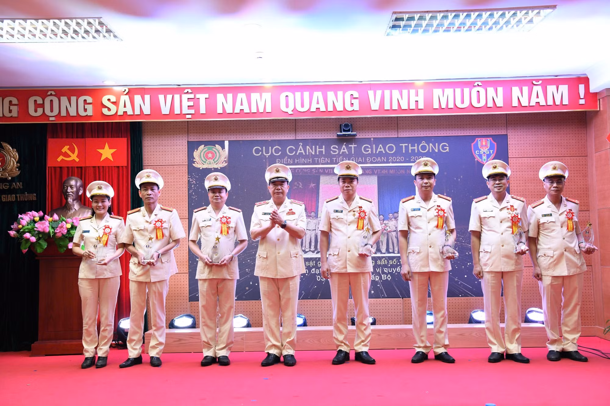 trao thưởng.jpeg -0