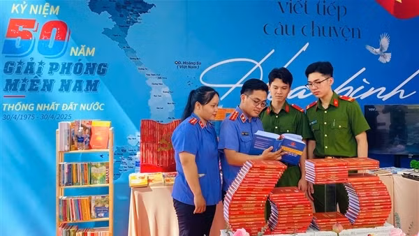 Công an Trà Vinh giới thiệu cuốn sách của đồng chí Tổng Bí thư Tô Lâm nhân Ngày sách và văn hóa đọc