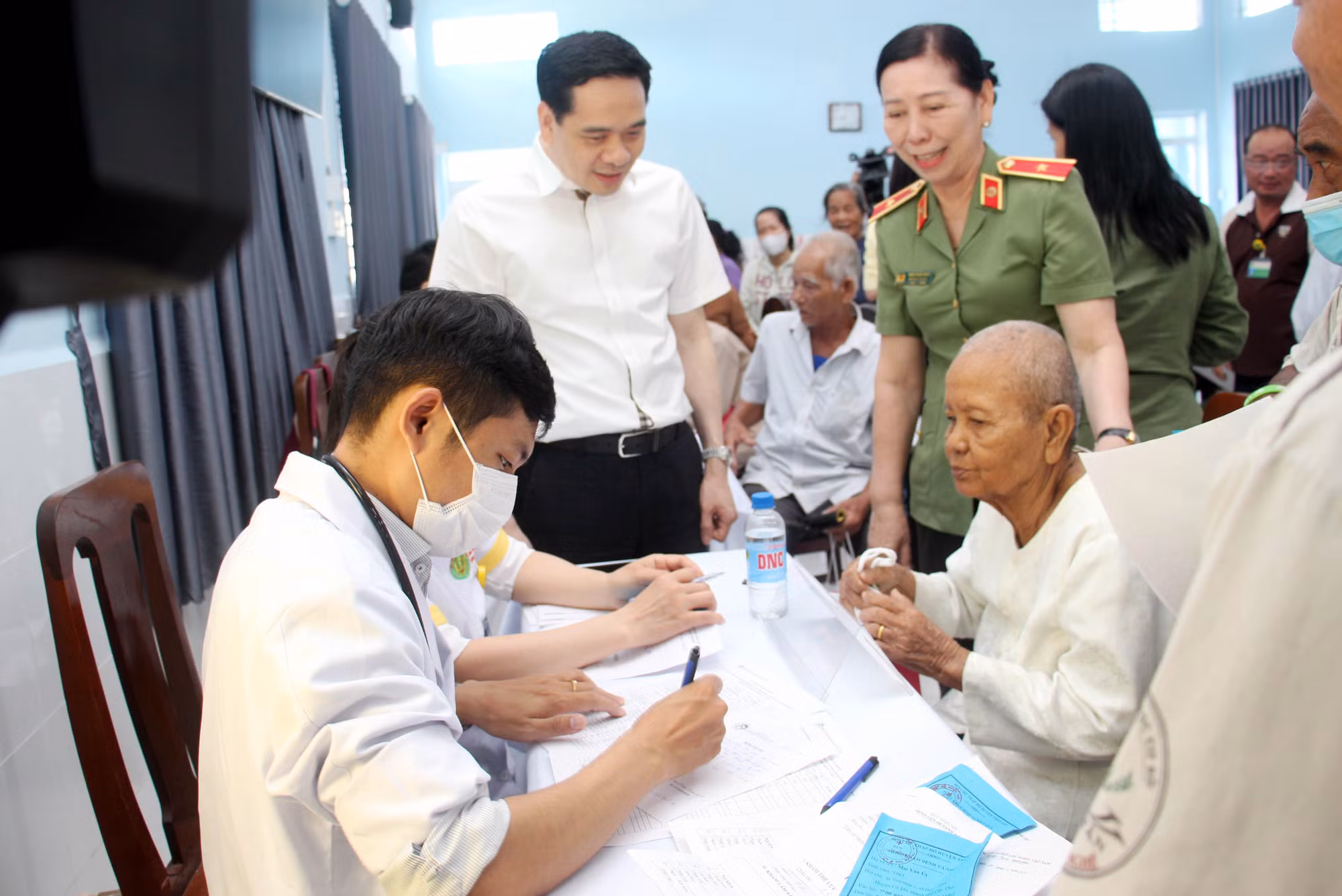 Người dân khó khăn được Cục An ninh chính trị nội bộ tổ chức thăm khám, cấp phát thuốc, tặng quà -0