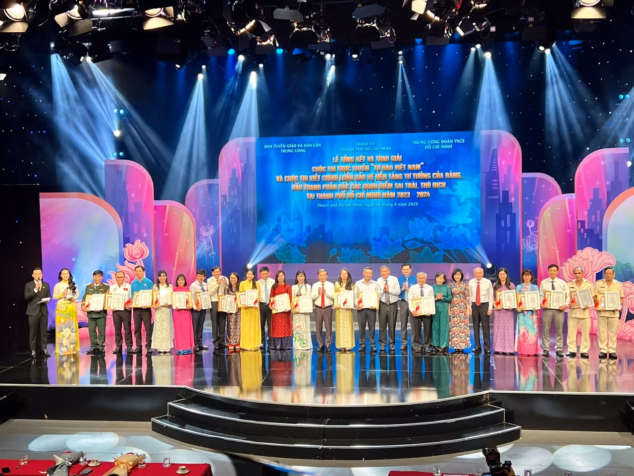 Trao giải cuộc thi trực tuyến “Tự hào Việt Nam” -0