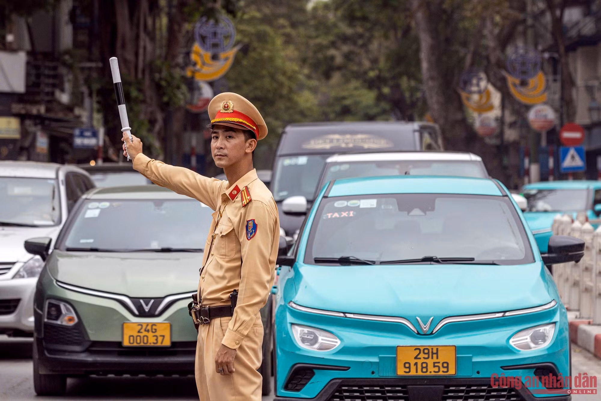 Xử lý mạnh hành vi đi&nbsp;ngược chiều, chạy xe máy lên vỉa hè và vượt đèn đỏ -0