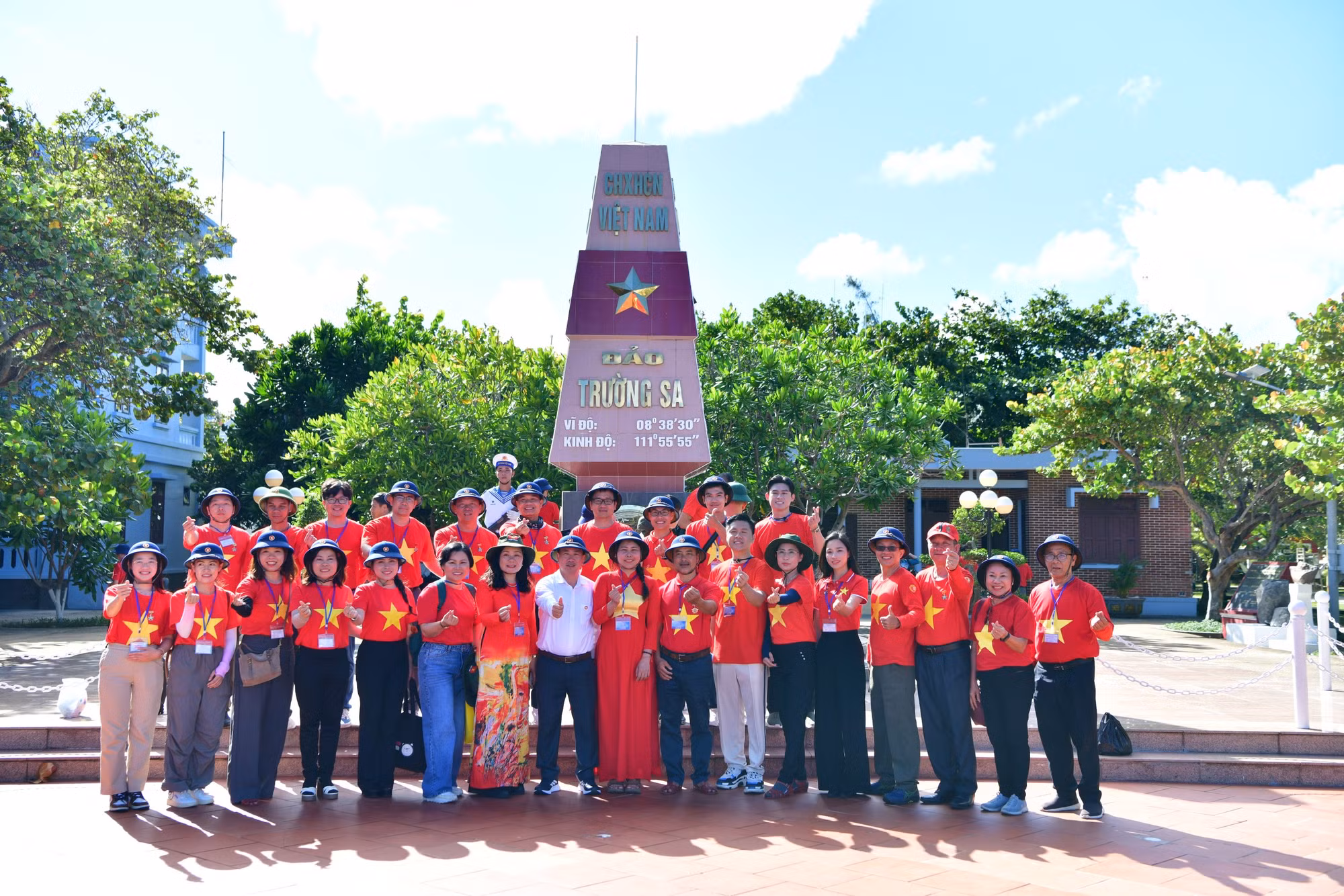 Chuyến tàu Đại đoàn kết” – Hải trình đưa kiều bào ra thăm Trường Sa và Nhà giàn DK-I năm 2025 -0