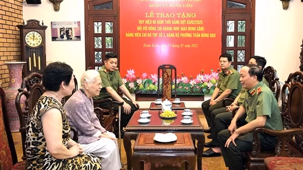 Thứ trưởng Đặng Hồng Đức thăm hỏi, tri ân gia đình các đồng chí cố lãnh đạo Bộ Công an