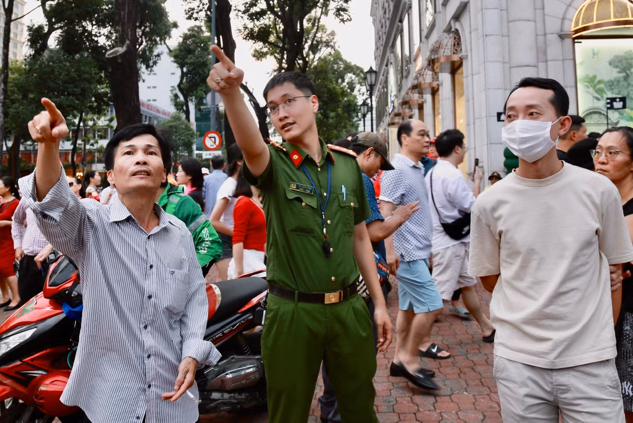 Người dân nô nức đón Lễ kỷ niệm 50 năm Ngày Giải phóng miền Nam -2