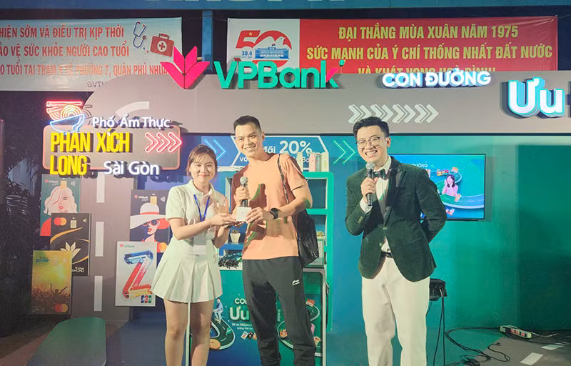 Nhiều khách hàng trải nghiệm chi tiêu tại “Con đường ưu đãi” do VPBank triển khai -0