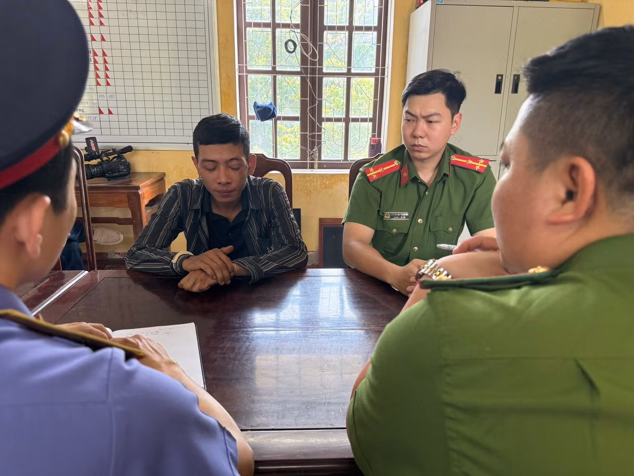 2 mẹ con đang ngồi chờ xe buýt thì bị cướp giật -0