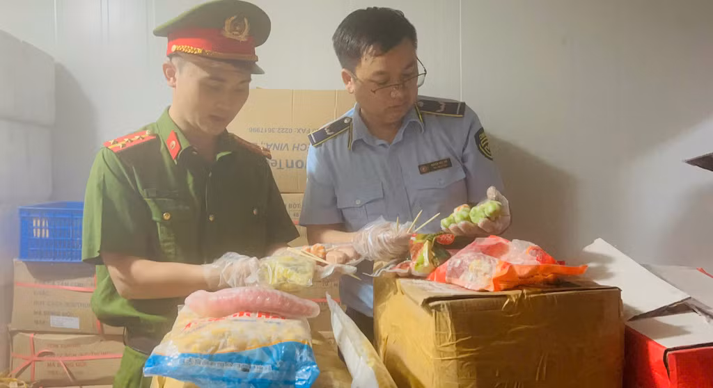 Thu giữ hơn 1 tấn nguyên liệu “xiên bẩn”, “đồ thả lẩu