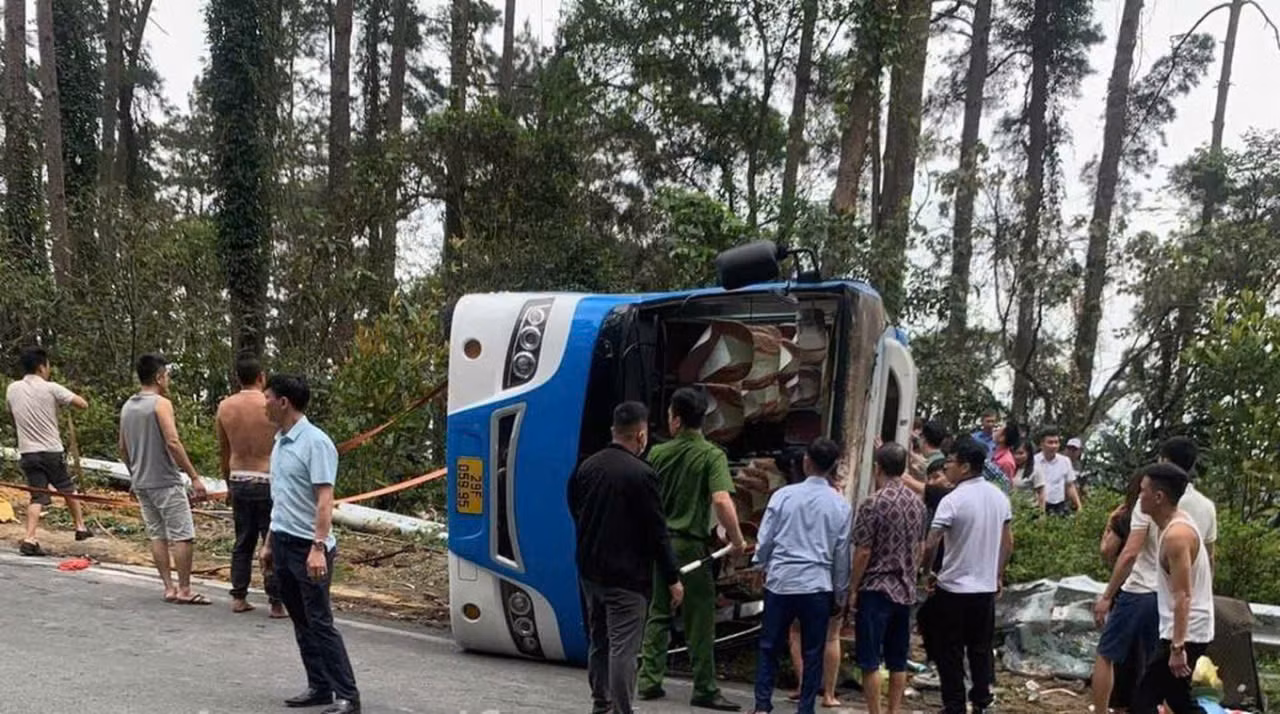 Có người tử vong khi xe khách bị lật trên đèo Tam Đảo -0