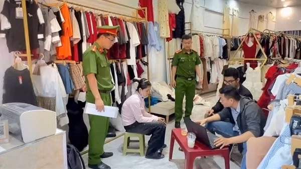 Mở shop bán quần áo rồi bắt mối... môi giới mại dâm