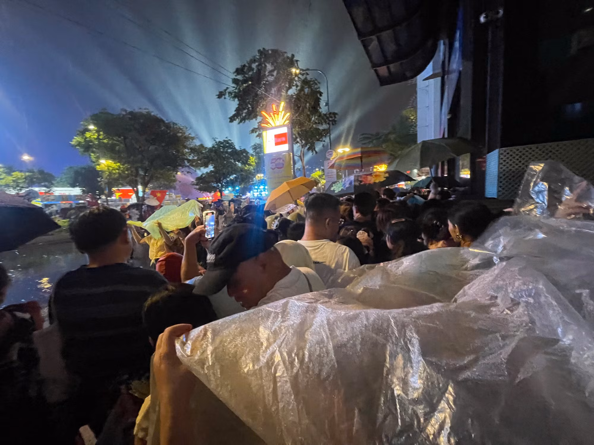 Hàng ngàn người dân chen chút xem pháo hoa -1