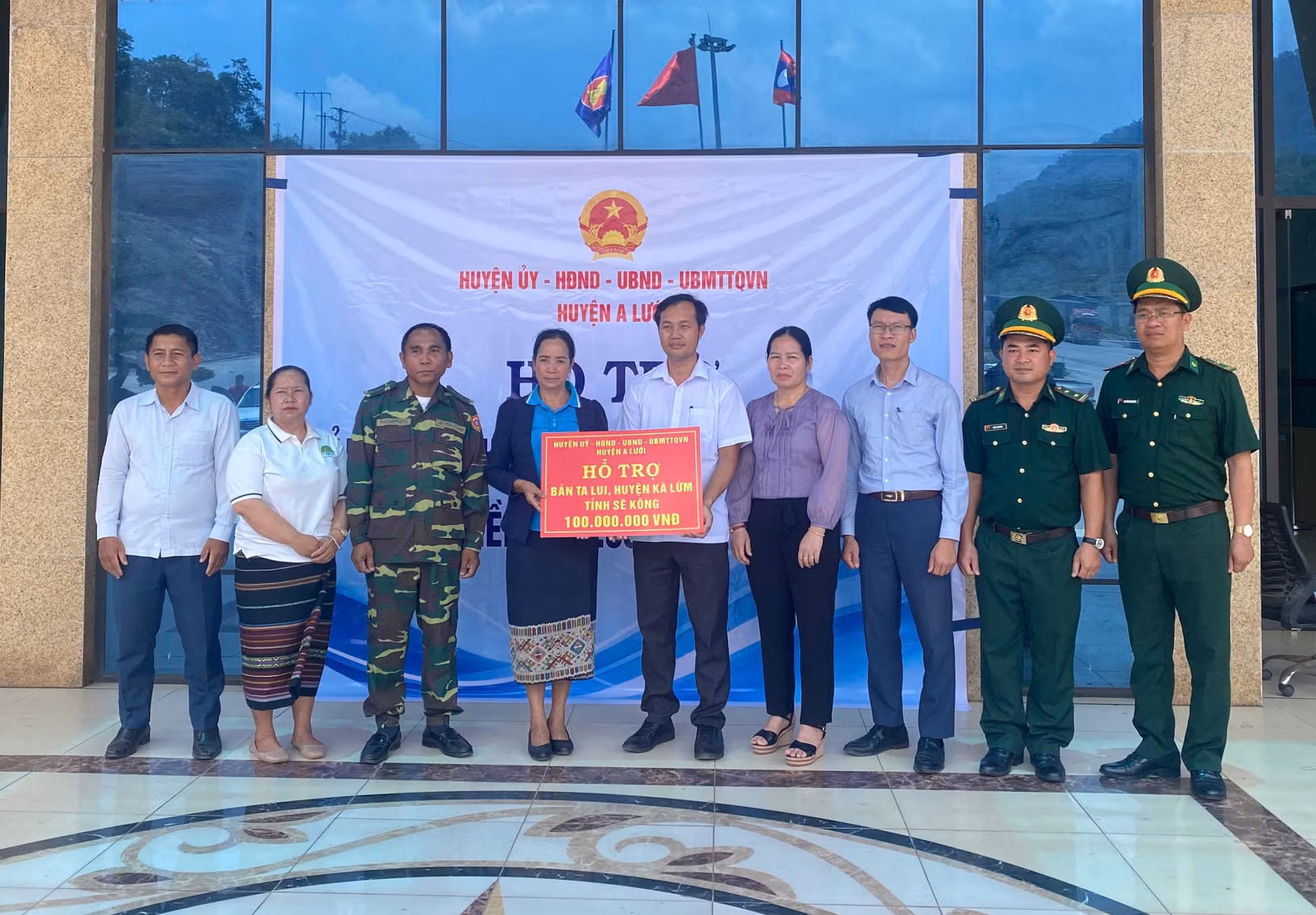 Hỗ trợ người dân bản Ta Lui (Lào) sau trận hỏa hoạn thiêu rụi 35 ngôi nhà -0