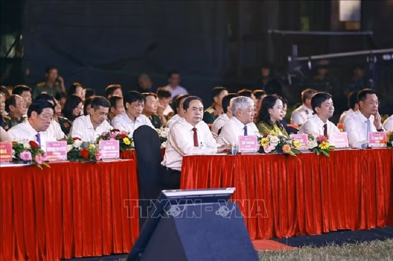 Lãnh đạo Đảng, Nhà nước dự chương trình cầu truyền hình 'Vang mãi khúc khải hoàn' -0