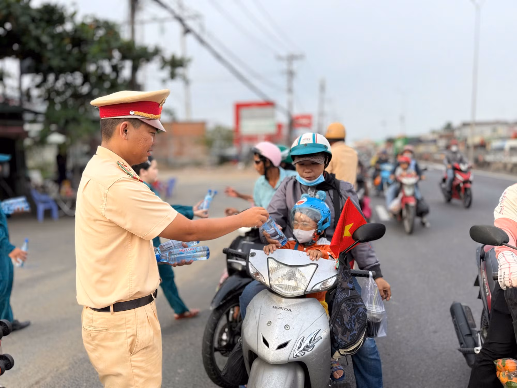 Dấu ấn đẹp của CSGT dịp Kỷ niệm 50 năm Ngày giải phóng miền Nam -6