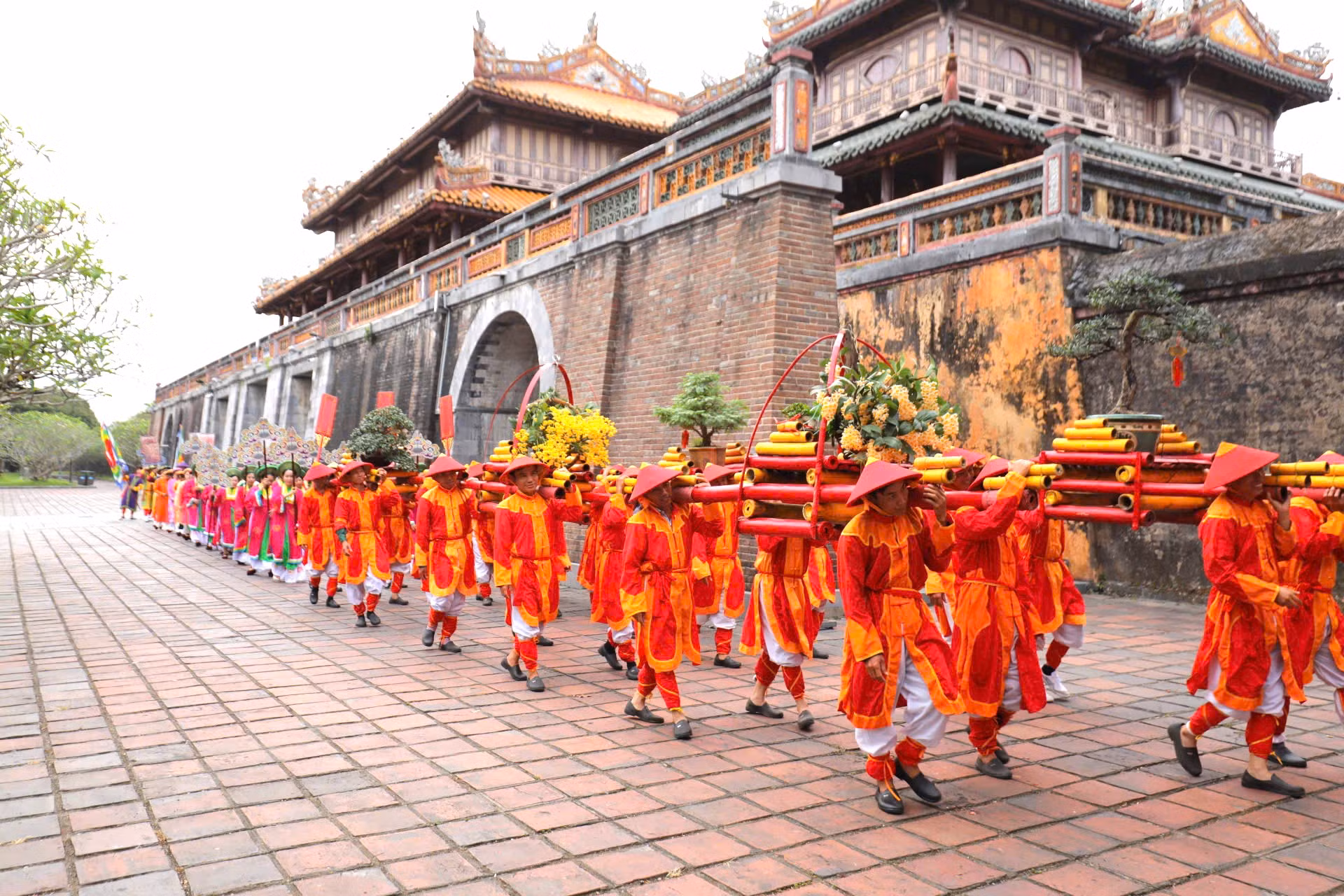 Ấn tượng nghi thức cung tiến phong lan, cây kiểng tại Đại Nội Huế -1